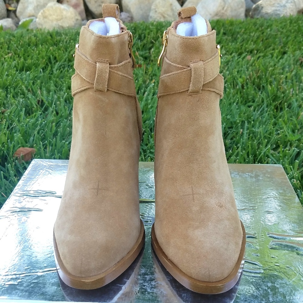 Chic Matiko Booties - Picture 5 of 6